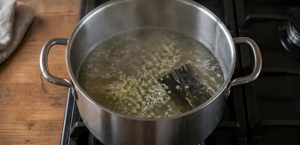 Miso-Ramen mit ungepasteurisiertem Miso – Zubereitung Schritt für Schritt – Brühe köcheln