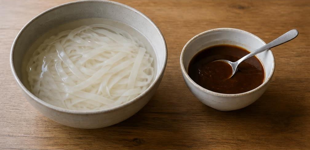 Pad Thai mit durchgegartem Ei – Zubereitung Schritt für Schritt – Reisnudeln einweichen und Sauce herstellen
