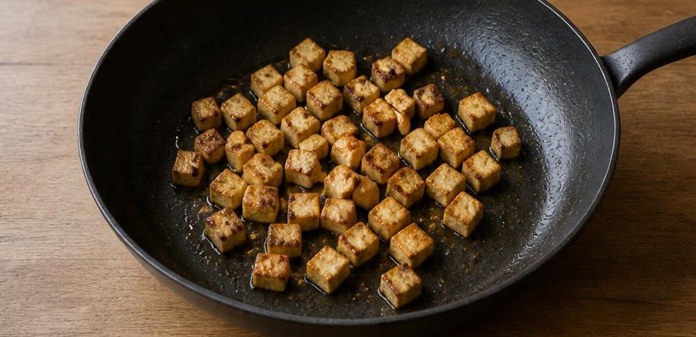 Pad Thai mit durchgegartem Ei – Zubereitung Schritt für Schritt – Tofu anbraten