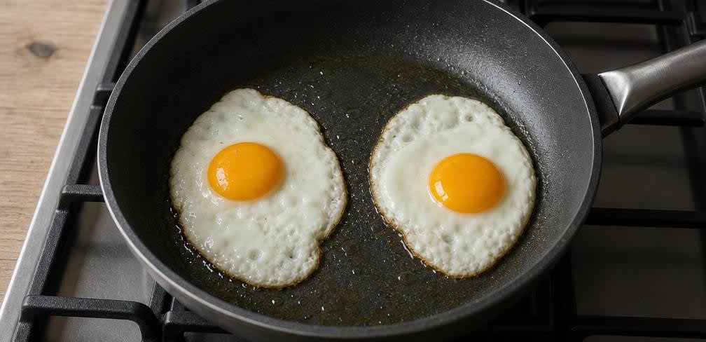 Klassische Huevos Rancheros mit Tomaten-Salsa und schwarzen Bohnen – Zubereitung Schritt für Schritt – Spiegeleier braten