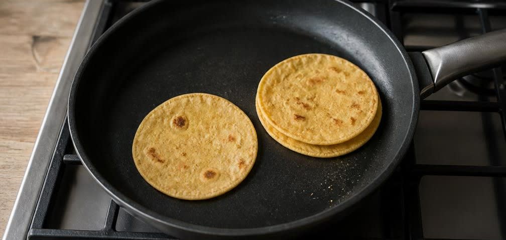 Klassische Huevos Rancheros mit Tomaten-Salsa und schwarzen Bohnen – Zubereitung Schritt für Schritt – Tortillas rösten