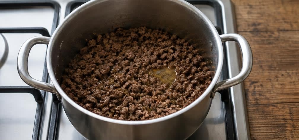 Klassisches Chili con Carne mit schonend eingeweichten Bohnen – Zubereitung Schritt für Schritt – Hackfleisch anbraten