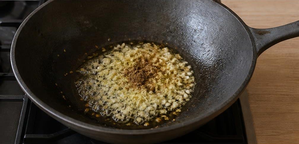 Gebratener Reis mit frischen TK-Erbsen und Ei – Zubereitung Schritt für Schritt – Aromen anbraten
