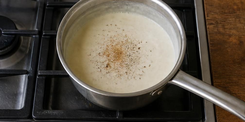 Lasagne mit Béchamel aus nicht homogenisierter Milch – Zubereitung Schritt für Schritt – Béchamelsauce kochen und abschmecken
