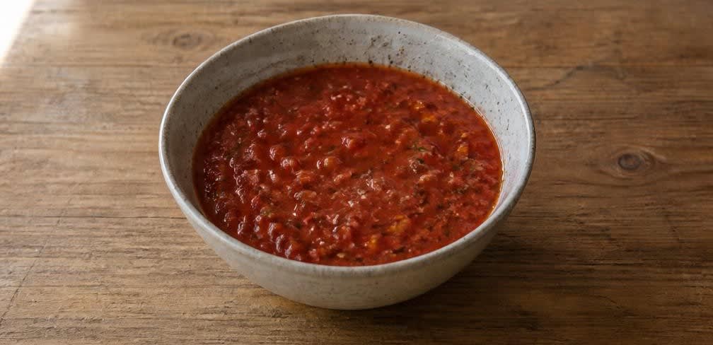 Pizza Diavola mit frisch geriebenem Mozzarella – Zubereitung Schritt für Schritt – Tomatensauce herstellen