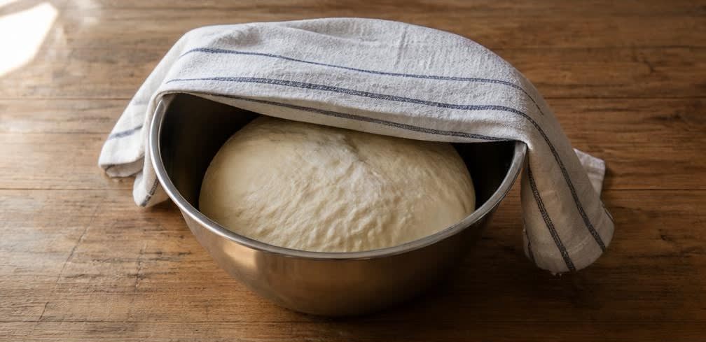Pizza Diavola mit frisch geriebenem Mozzarella – Zubereitung Schritt für Schritt – Pizzateig herstellen