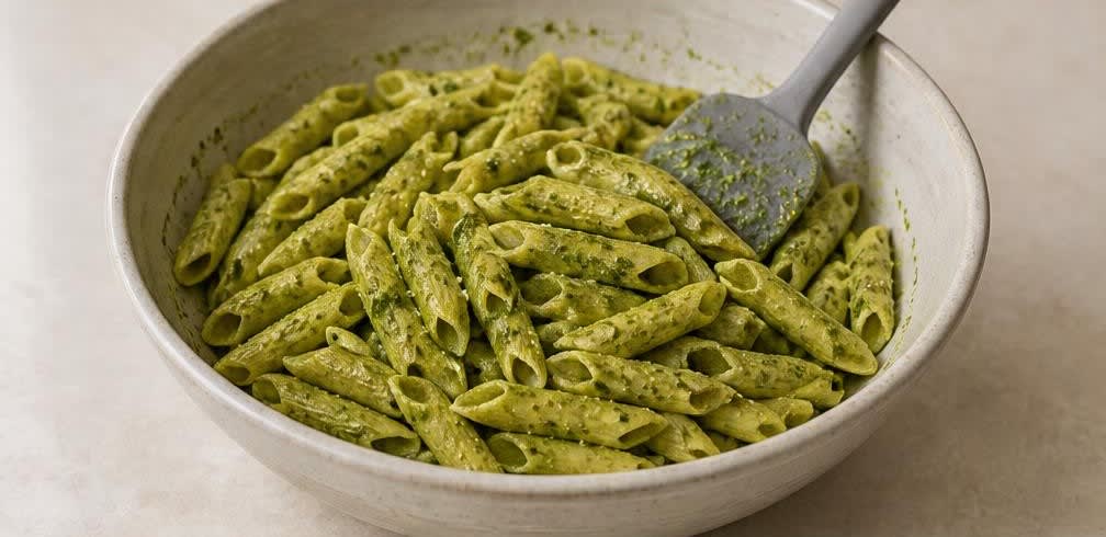 Kalt gezogener Pesto-Nudelsalat – Zubereitung Schritt für Schritt – Nudeln mit Pesto mischen