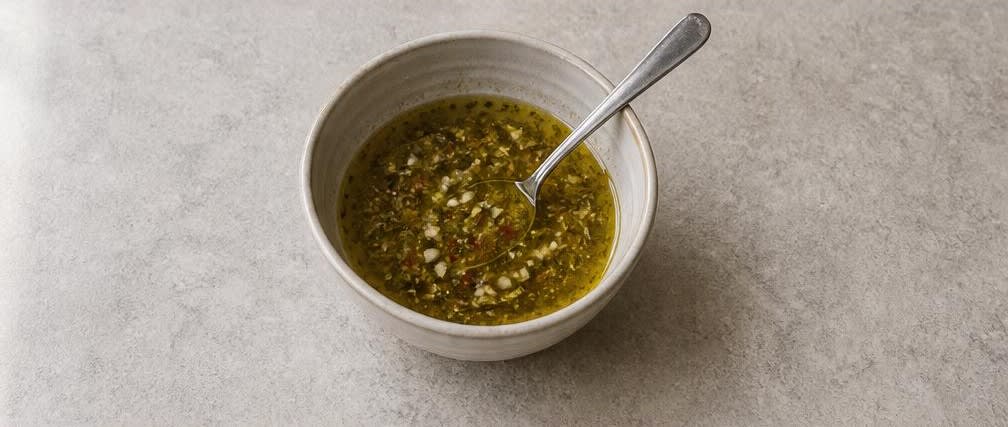 Portugiesischer Bohnen-Snack mit Oliven und Zitrone – Zubereitung Schritt für Schritt – Dressing herstellen