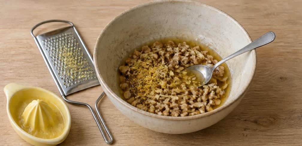 Gedämpfte Honig-Birne mit Walnüssen und Ingwer – Zubereitung Schritt für Schritt – Füllung herstellen