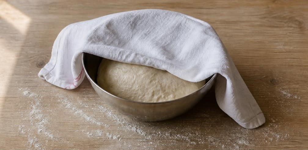 Sauerteig-Pizza Margherita mit frischem Basilikum – Zubereitung Schritt für Schritt – Pizzateig herstellen