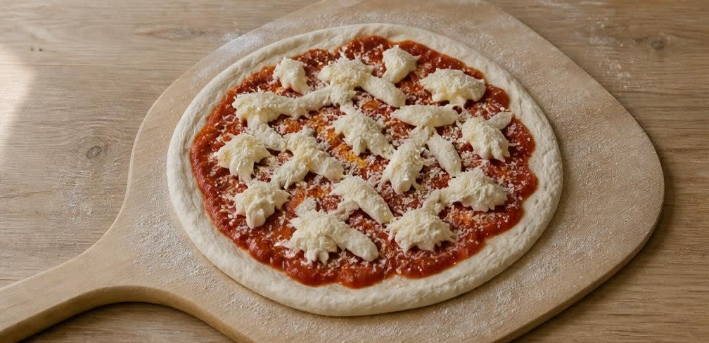 Sauerteig-Pizza Margherita mit frischem Basilikum – Zubereitung Schritt für Schritt – Pizza belegen