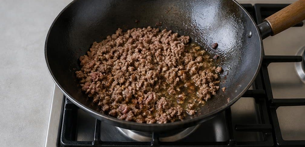 Klassisches Mapo Tofu mit Rinderhackfleisch und Sichuanpfeffer – Zubereitung Schritt für Schritt – Hackfleisch anbraten