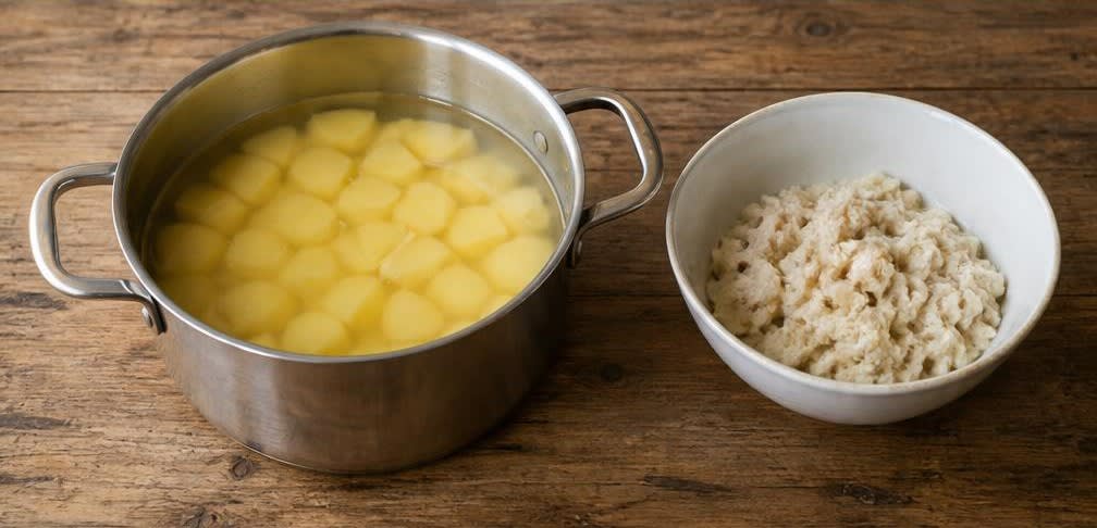 Königsberger Klopse aus grob gewolftem Fleisch – Zubereitung Schritt für Schritt – Kartoffeln & Brot vorbereiten