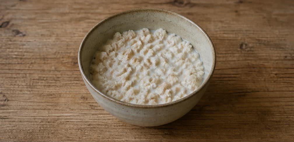Klassische Frikadellen mit selbst gemachten Semmelbröseln – Zubereitung Schritt für Schritt – Brotbrösel quellen lassen