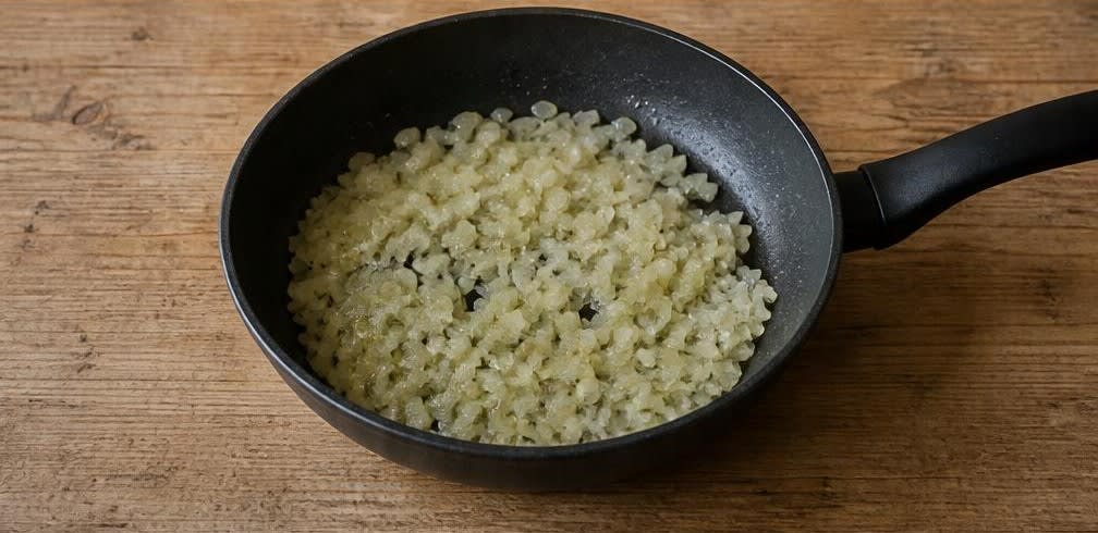 Klassische Frikadellen mit selbst gemachten Semmelbröseln – Zubereitung Schritt für Schritt – Zwiebeln dünsten