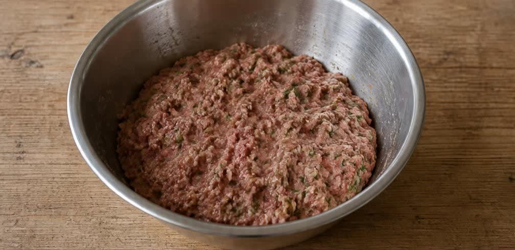 Klassische Frikadellen mit selbst gemachten Semmelbröseln – Zubereitung Schritt für Schritt – Hackmasse würzen und kneten