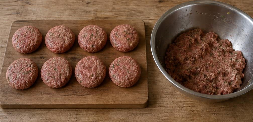 Klassische Frikadellen mit selbst gemachten Semmelbröseln – Zubereitung Schritt für Schritt – Frikadellen formen