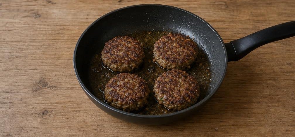 Klassische Frikadellen mit selbst gemachten Semmelbröseln – Zubereitung Schritt für Schritt – Frikadellen braten
