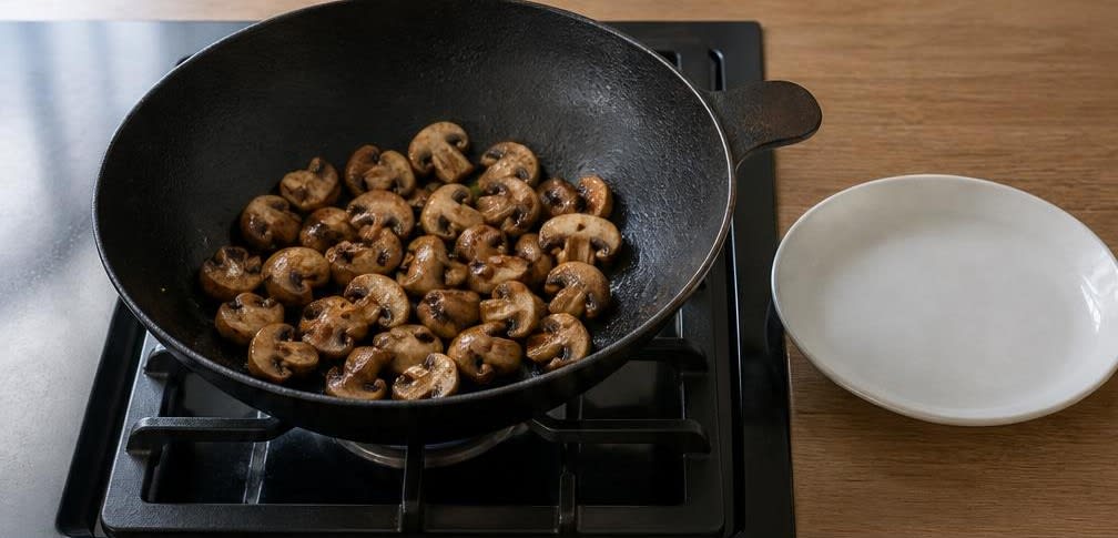 Asiatische Putenbrust-Pfanne mit Champignons und Vollkornreis – Zubereitung Schritt für Schritt – Champignons anbraten