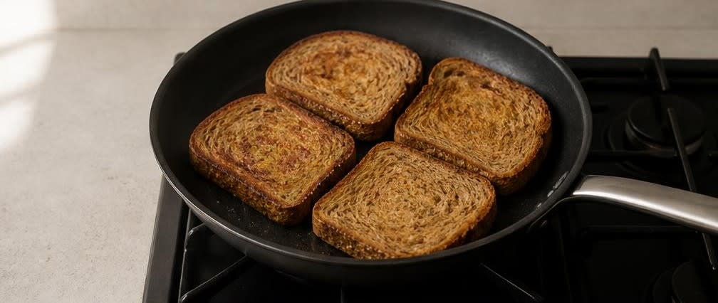 Pochierte Eier auf Vollkornbrot mit Brokkoli und brauner Senfbutter – Zubereitung Schritt für Schritt – Brot rösten