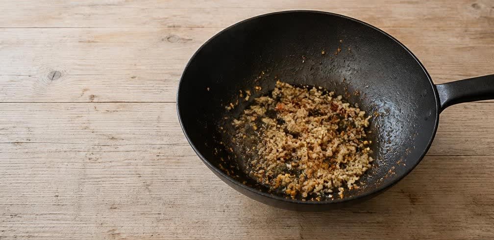 Asiatische Putenbrust mit gedünstetem Spinat und Vollkornreis – Zubereitung Schritt für Schritt – Aromaten anrösten