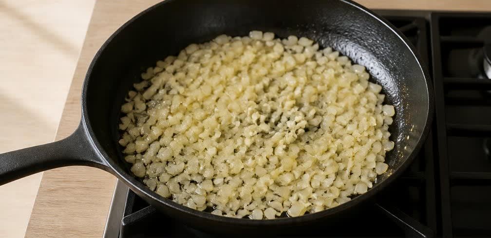Spanische Putenbrust-Pfanne mit Grünen Bohnen und Bulgur – Zubereitung Schritt für Schritt – Zwiebeln und Knoblauch andünsten