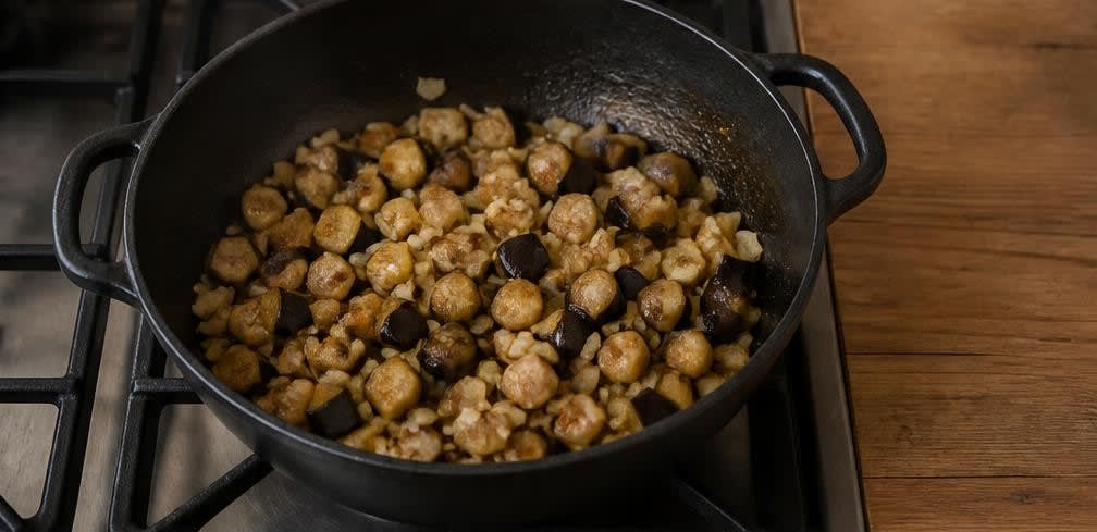 Marokkanische Schmor-Hähnchenschenkel auf Couscous und Aubergine – Zubereitung Schritt für Schritt – Gemüse anbraten