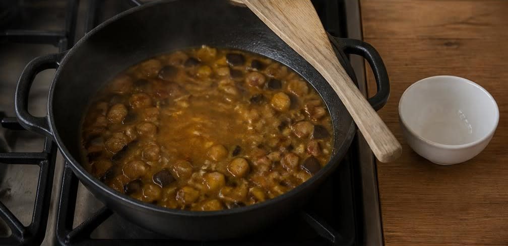 Marokkanische Schmor-Hähnchenschenkel auf Couscous und Aubergine – Zubereitung Schritt für Schritt – Mit Brühe ablöschen