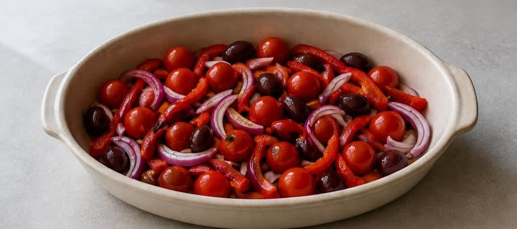 Griechischer Ofenfeta mit Tomaten und Kalamata-Oliven – Zubereitung Schritt für Schritt – Gemüse in Auflaufform geben