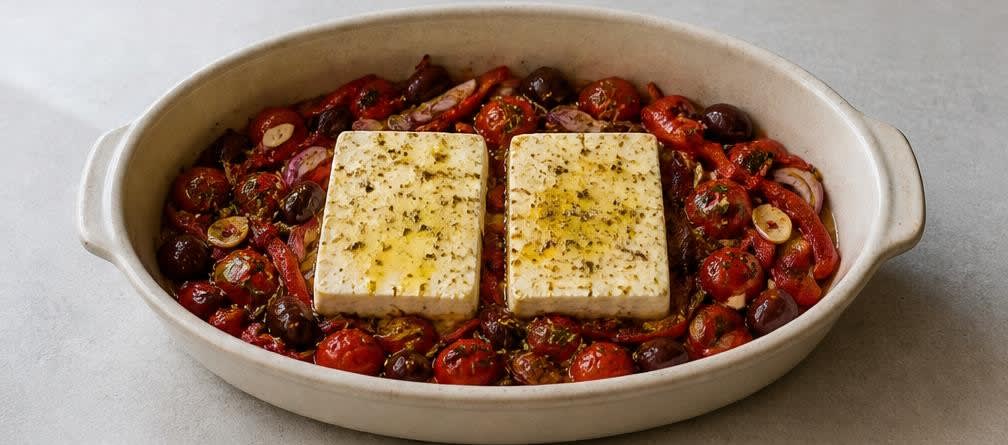 Griechischer Ofenfeta mit Tomaten und Kalamata-Oliven – Zubereitung Schritt für Schritt – Feta hinzufügen und ölen