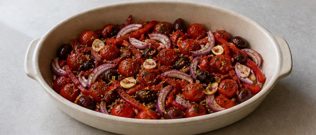 Griechischer Ofenfeta mit Tomaten und Kalamata-Oliven – Zubereitung Schritt für Schritt – Gemüse würzen und mischen