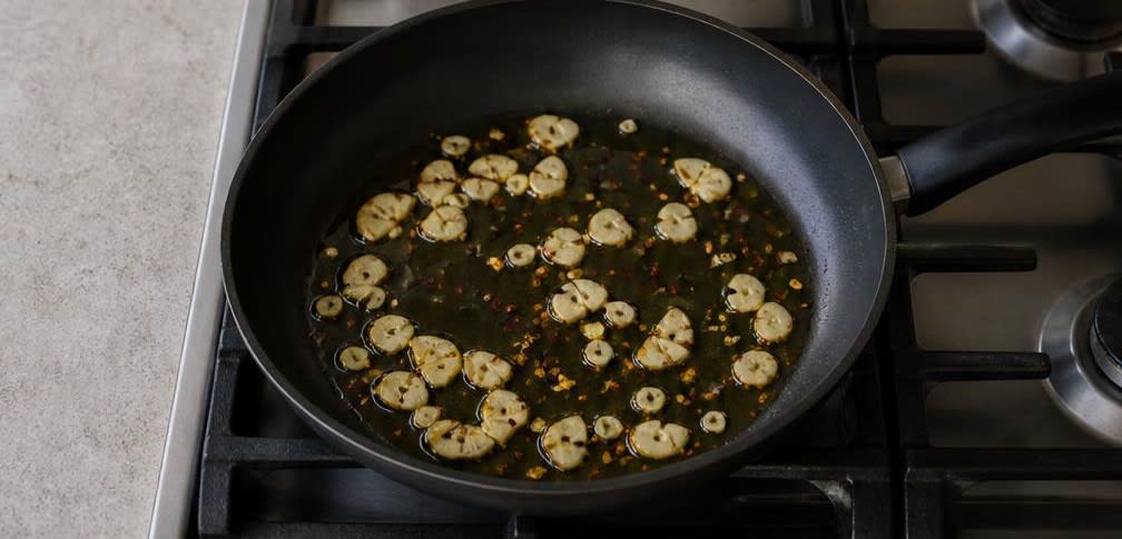 Vollkornnudeln mit Zucchini und cremigem Ricotta – Zubereitung Schritt für Schritt – Knoblauch und Chili anbraten