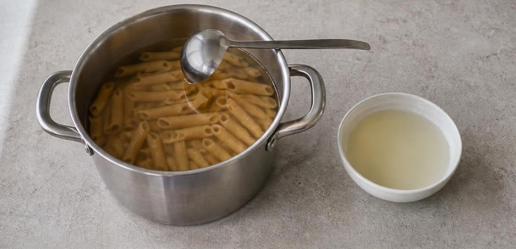 Vollkornnudeln mit Zucchini und cremigem Ricotta – Zubereitung Schritt für Schritt – Nudeln kochen und Nudelwasser abschöpfen