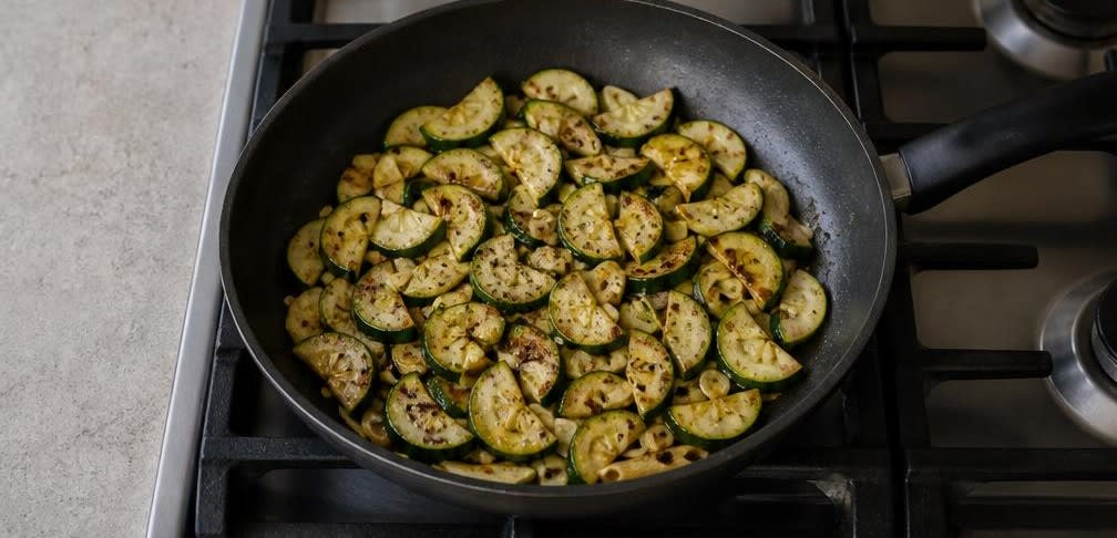 Vollkornnudeln mit Zucchini und cremigem Ricotta – Zubereitung Schritt für Schritt – Zucchini anbraten