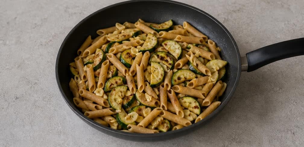 Vollkornnudeln mit Zucchini und cremigem Ricotta – Zubereitung Schritt für Schritt – Nudeln zur Zucchini geben