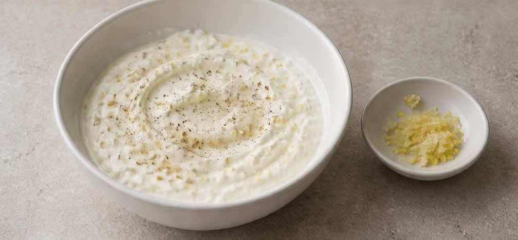 Griechischer Joghurt mit Gurke und Knoblauch – Zubereitung Schritt für Schritt – Joghurt würzen
