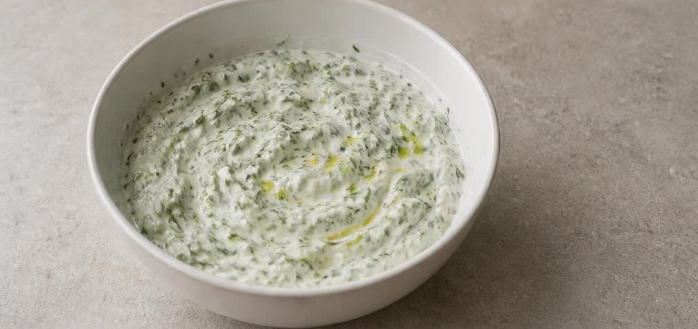 Griechischer Joghurt mit Gurke und Knoblauch – Zubereitung Schritt für Schritt – Joghurt mischen
