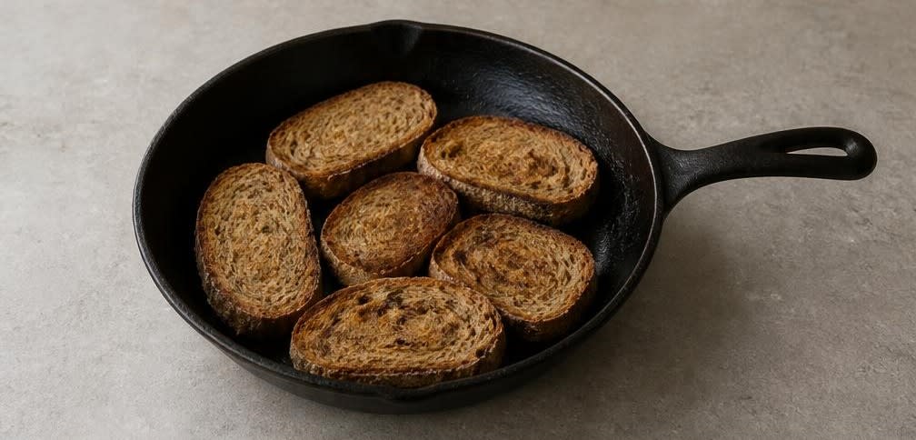 Griechischer Joghurt mit Gurke und Knoblauch – Zubereitung Schritt für Schritt – Brot rösten