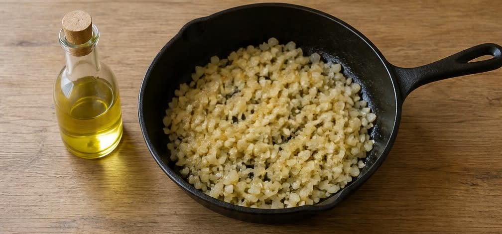 Osteuropäische Gefüllte Paprika in feiner Tomatensauce – Zubereitung Schritt für Schritt – Zwiebeln und Knoblauch andünsten