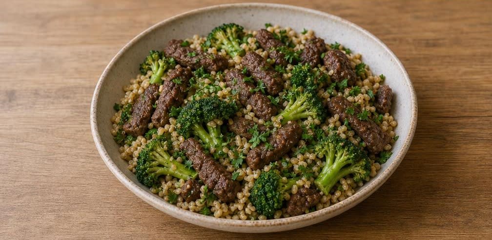 Rinderfilet-Bowl mit Brokkoli und Vollkornreis – Zubereitung Schritt für Schritt – Anrichten