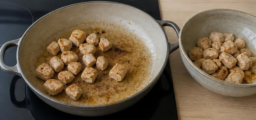 Marokkanische Putenbrust-Pfanne mit Aubergine und Kichererbsen – Zubereitung Schritt für Schritt – Putenbrust anbraten