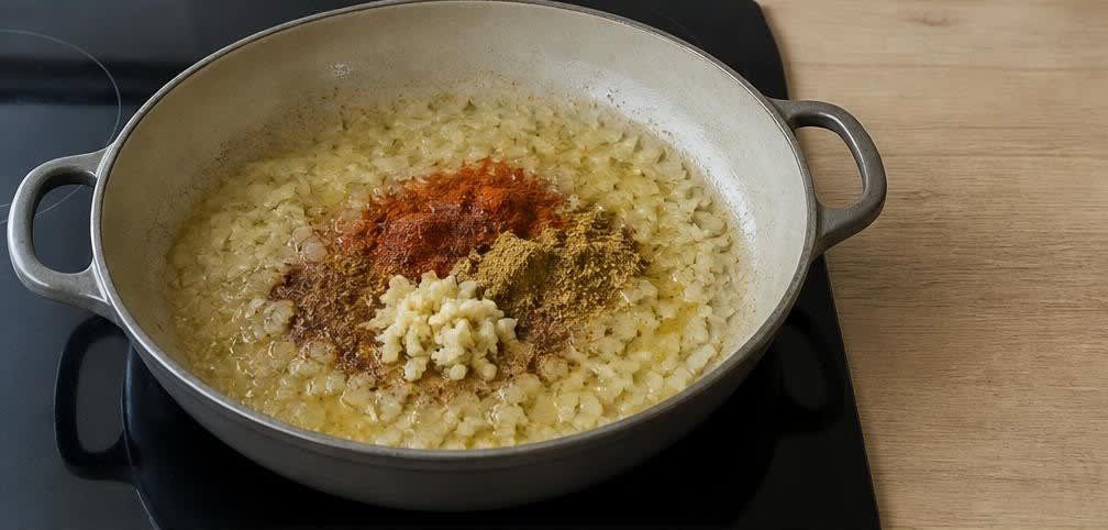 Marokkanische Putenbrust-Pfanne mit Aubergine und Kichererbsen – Zubereitung Schritt für Schritt – Zwiebeln und Gewürze anbraten