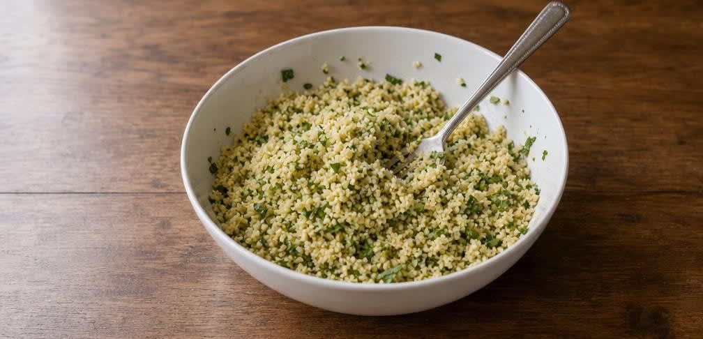 Marokkanische Lammkoteletts mit Zucchini auf aromatisiertem Couscous – Zubereitung Schritt für Schritt – Couscous verfeinern
