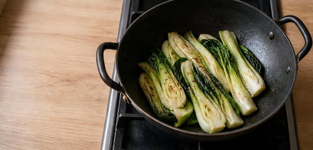 Knackiges Putenbrust-Stir-Fry mit Pak Choi auf Vollkornreis – Zubereitung Schritt für Schritt – Pak Choi anbraten