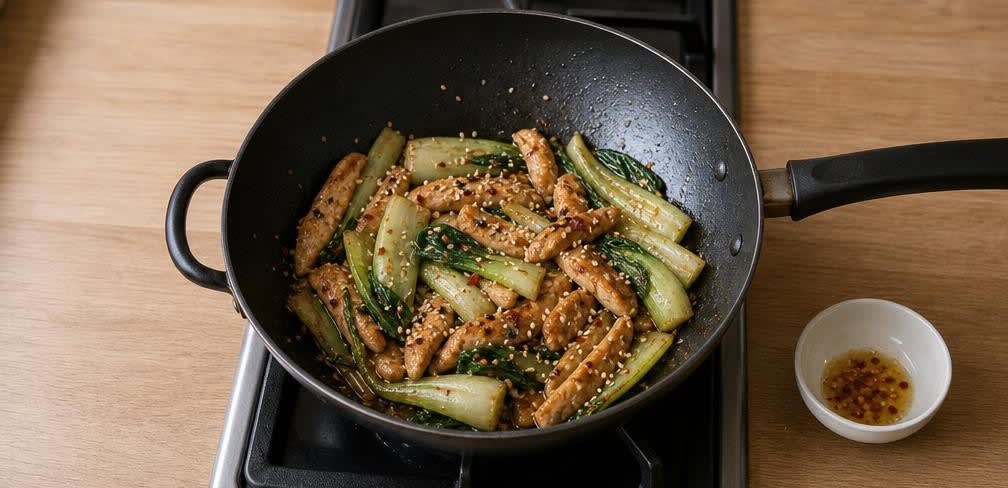 Knackiges Putenbrust-Stir-Fry mit Pak Choi auf Vollkornreis – Zubereitung Schritt für Schritt – Stir-Fry fertigstellen