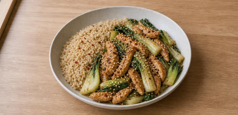 Knackiges Putenbrust-Stir-Fry mit Pak Choi auf Vollkornreis – Zubereitung Schritt für Schritt – Anrichten