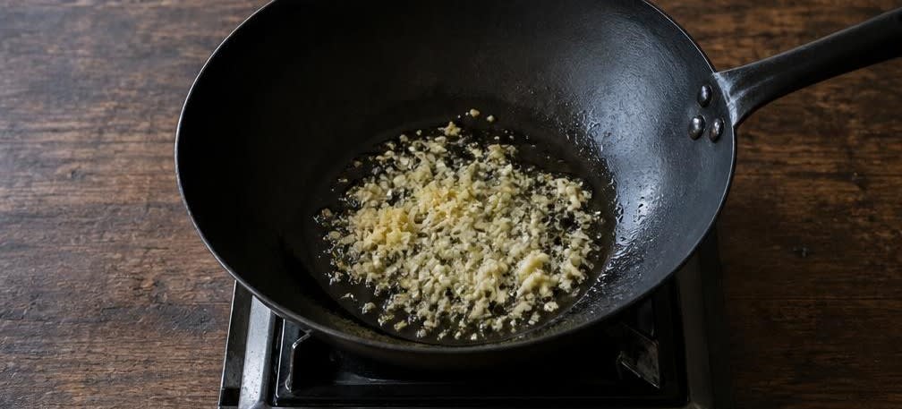 Hähnchenbrust mit Mungbohnensprossen und Reisnudeln aus dem Wok – Zubereitung Schritt für Schritt – Ingwer und Knoblauch anrösten
