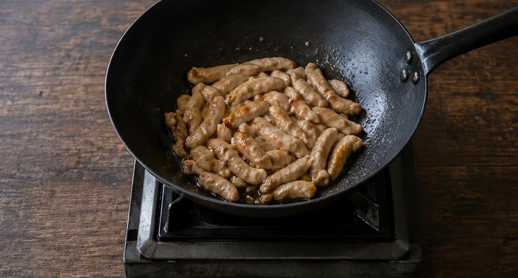 Hähnchenbrust mit Mungbohnensprossen und Reisnudeln aus dem Wok – Zubereitung Schritt für Schritt – Hähnchen anbraten
