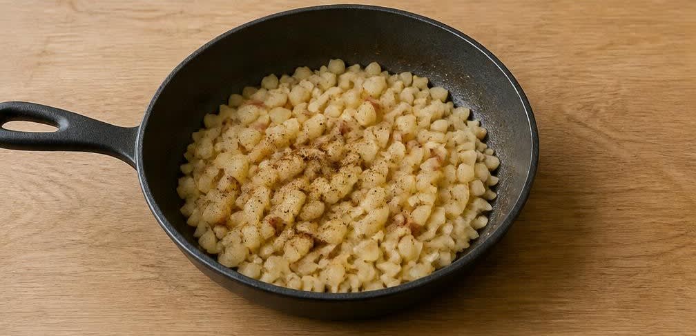 Skandinavische Putenbrust auf Haferflocken-Grünkohl – Zubereitung Schritt für Schritt – Zwiebeln und Apfel dünsten