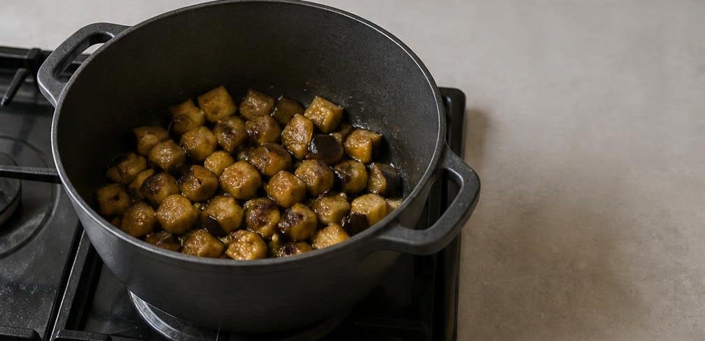 Griechische Hähnchenbrust mit geschmorten Auberginen und Tomaten – Zubereitung Schritt für Schritt – Auberginen anbraten